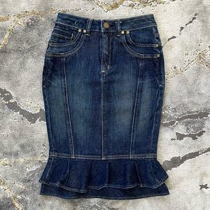 Rare vintage Bebe y2k dark-wash denim ruffle pencil skirt 💙